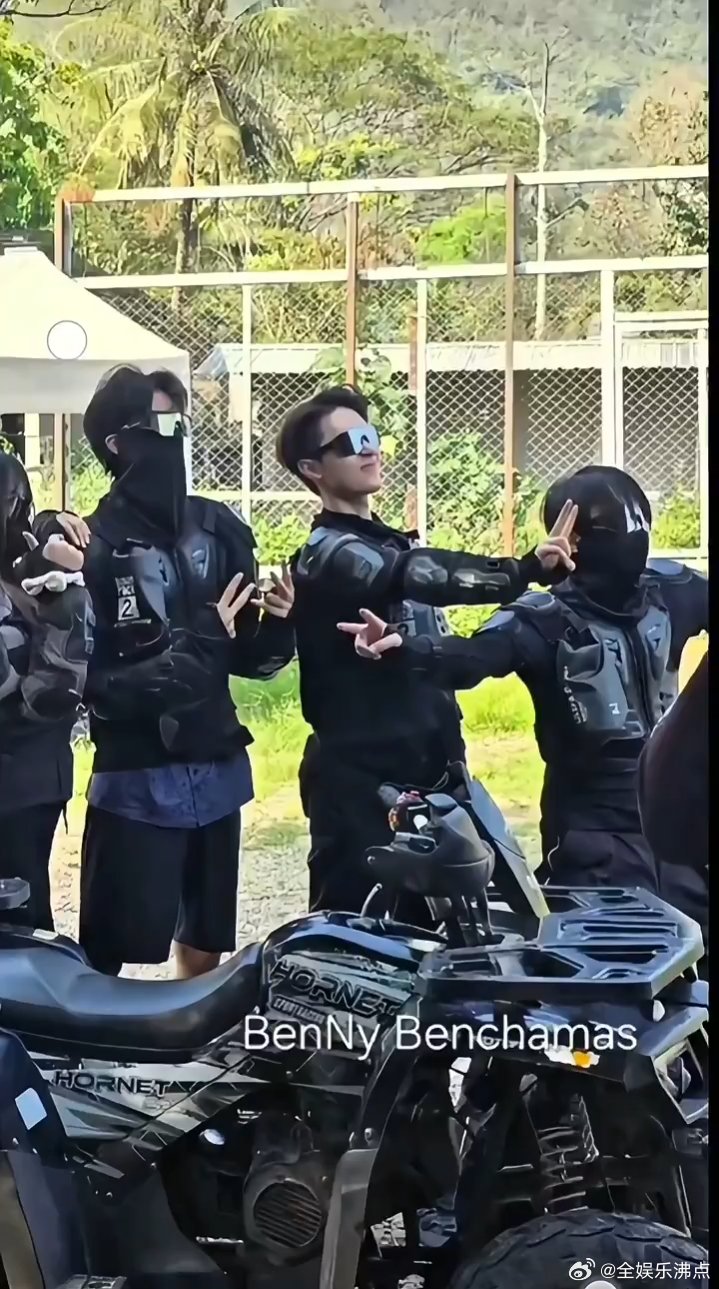 宋威龙宋威龙泰国开越野车宋威龙和朋友泰国开越野车 宋威龙和朋友在泰国开越野车，即