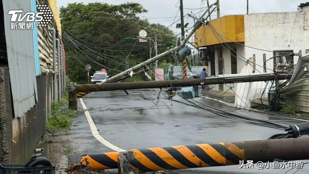中国台湾桃园市发生严重交通事故，一辆大型货车在行驶时，因吊臂未完全收回，不慎勾到