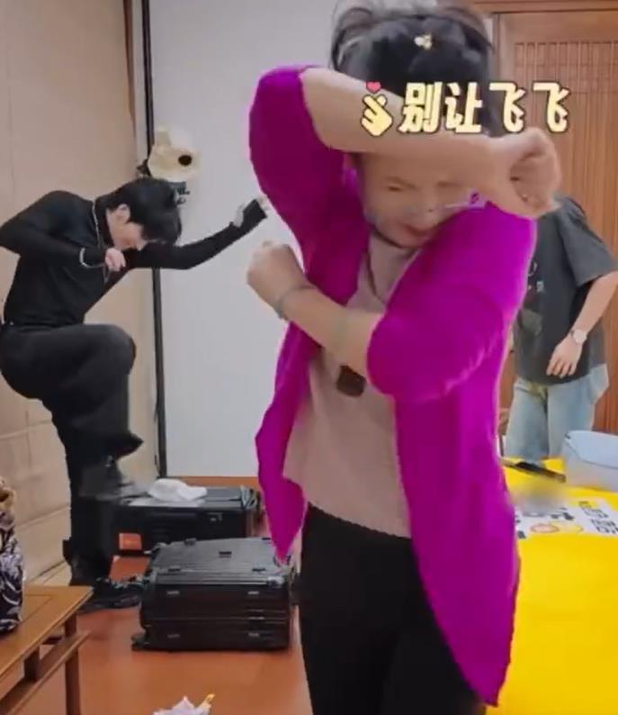 节目里，何赛飞行李箱因故障无法打开，在征得同意下，同节目的柯淳、邵子恒用脚踹暴力
