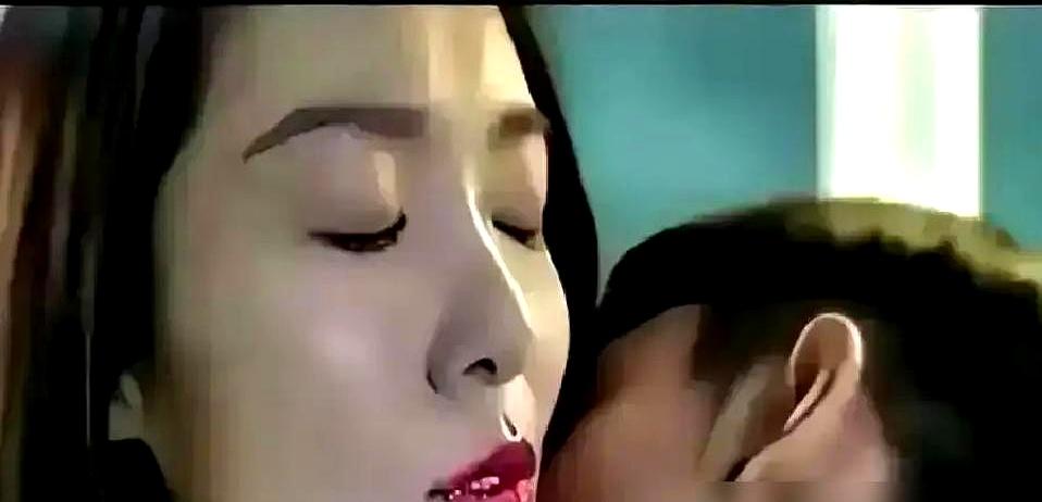 拍吻戏时，张一山一上头，动作直接有点过了，连导演都连着喊了好几遍“卡”才停下来。