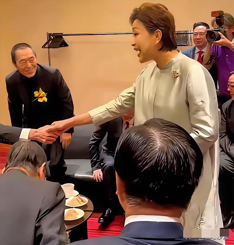 杨澜赴港领奖，在休息室的一幕引发热议。当时名流云集，张艺谋、杨受成等大佬都在。杨