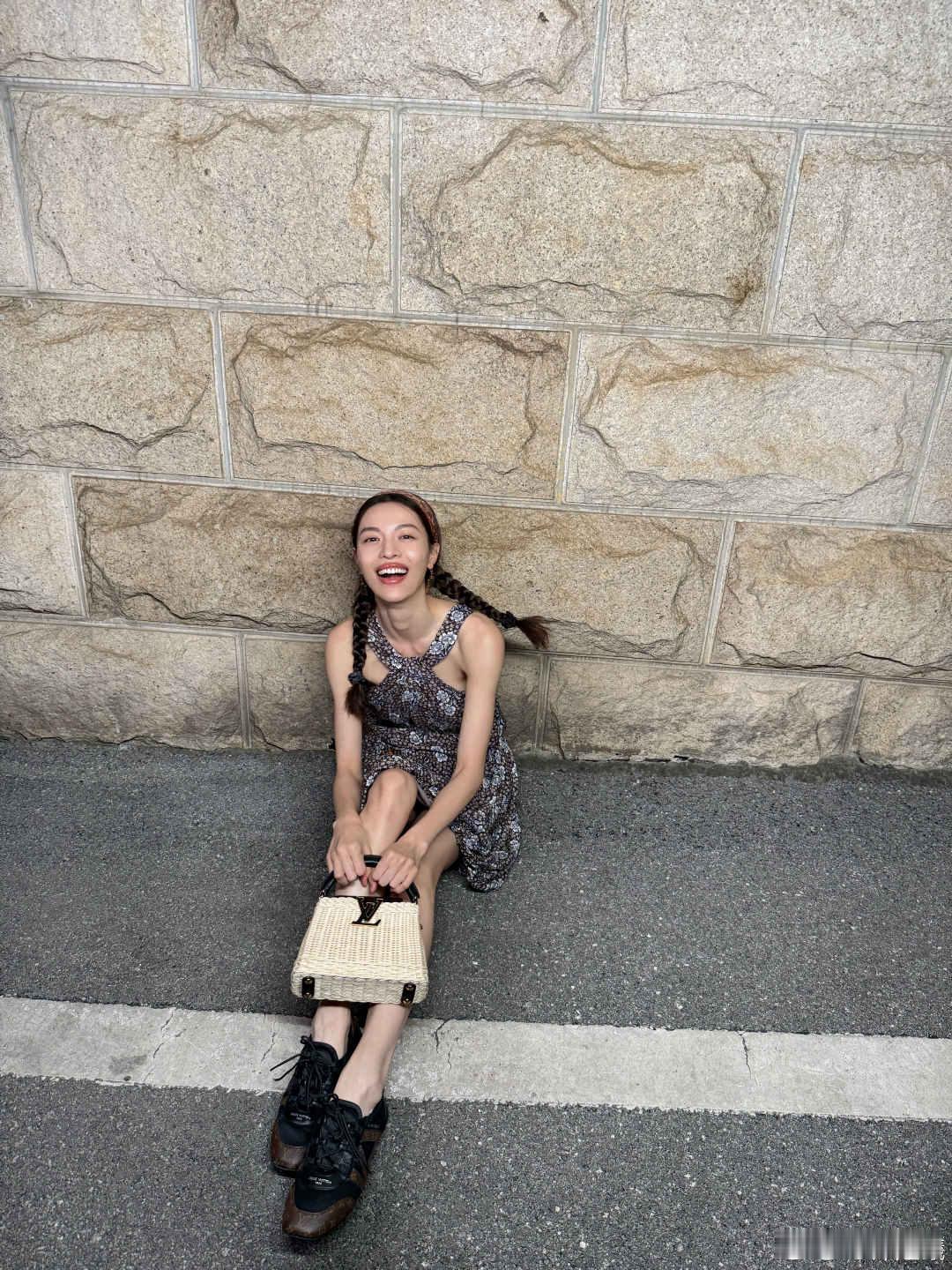 钟楚曦双麻花辫随拍 钟楚曦麻花辫配碎花裙钟楚曦的麻花辫，编织着青春的甜蜜，碎花裙