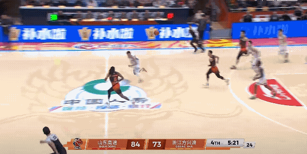 裁判这个球竟然判罚球出界，而不是浙江广厦吴骁抢篮板犯规，这样的判罚真的莫名其妙，
