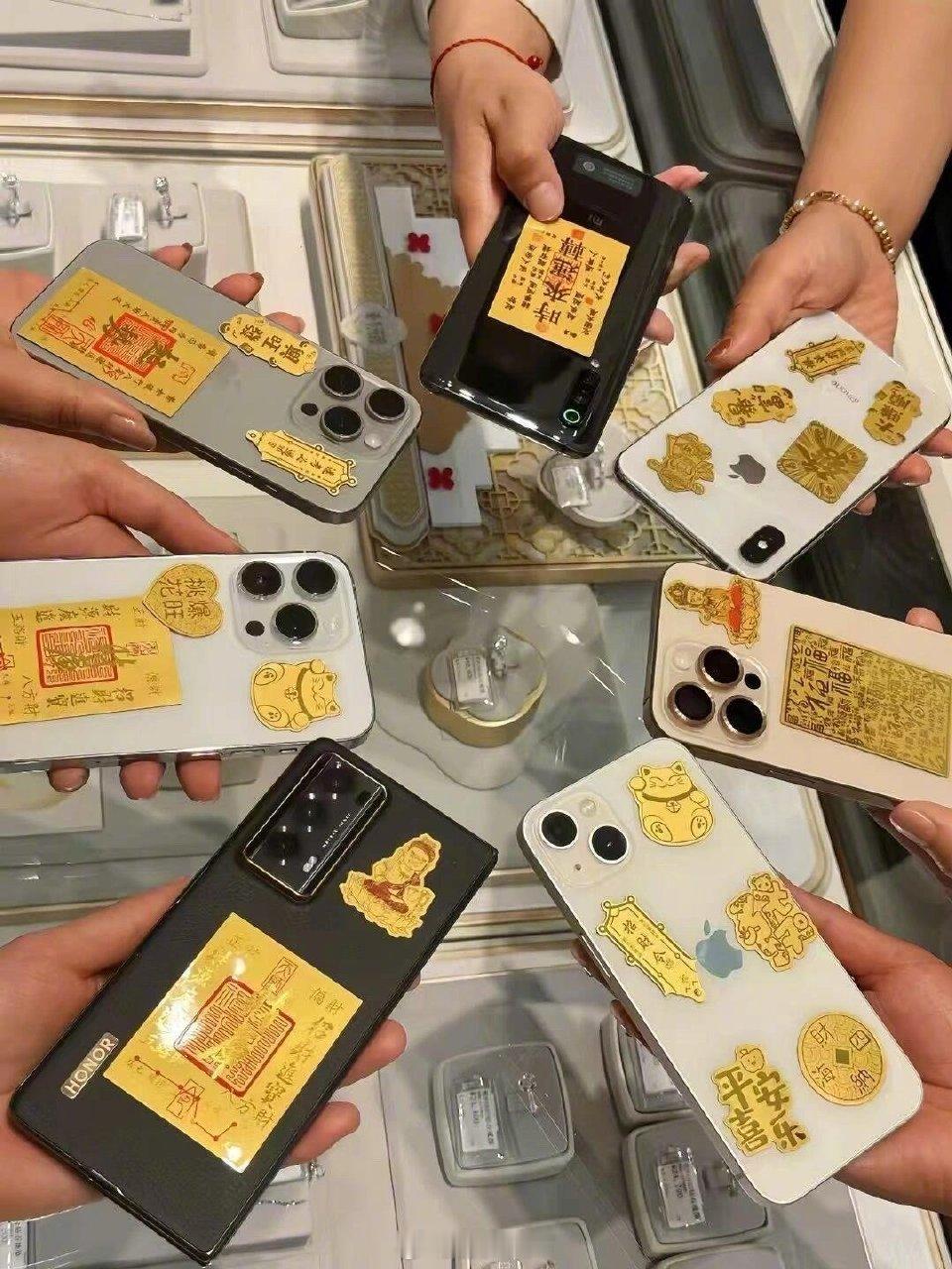 年轻人开始流行将黄金贴在手机上 艹 假的吧？年轻人哪有这么俗……[拜拜][拜拜]