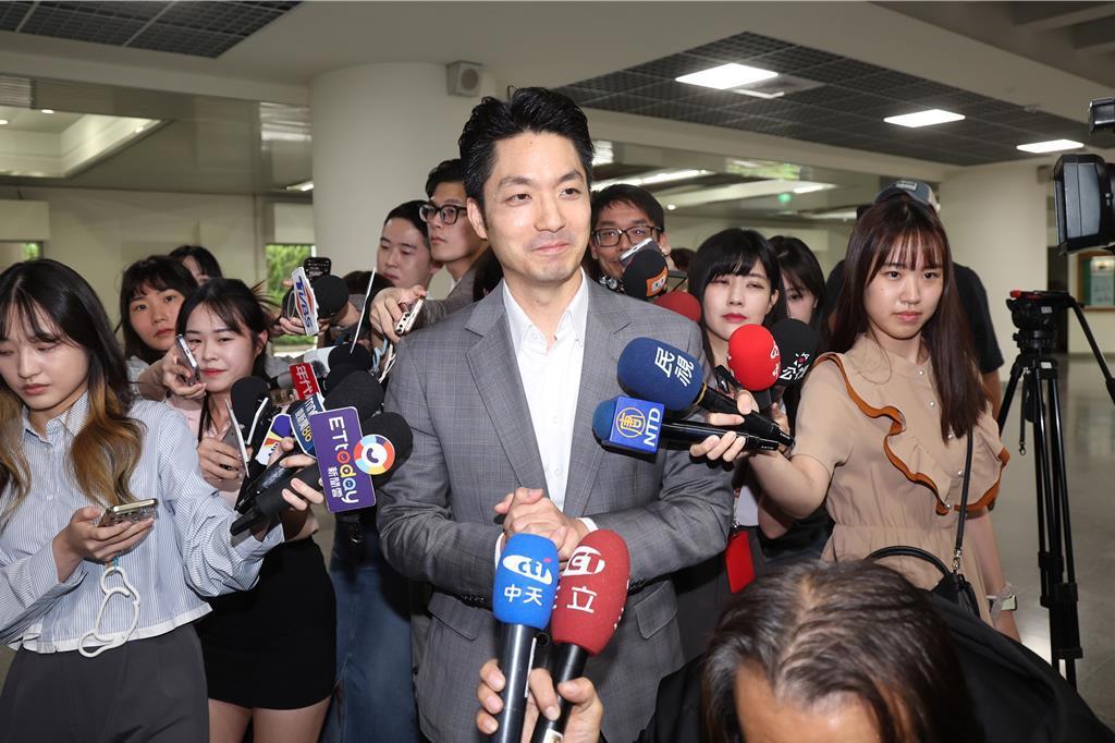 蒋万安身世又被炒 名医火大开轰绿营：没政绩就开始人身攻击？
台北市长蒋万安近期遭