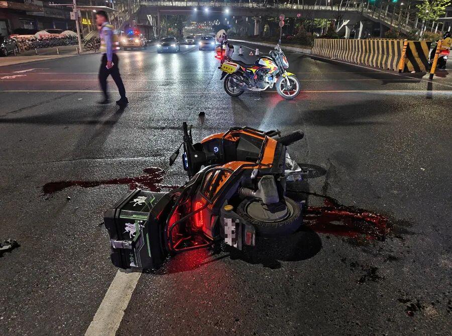 4月19日凌晨，东莞南城发生一起外卖骑手电动车相撞致死事故。经查，涉事骑手存在闯