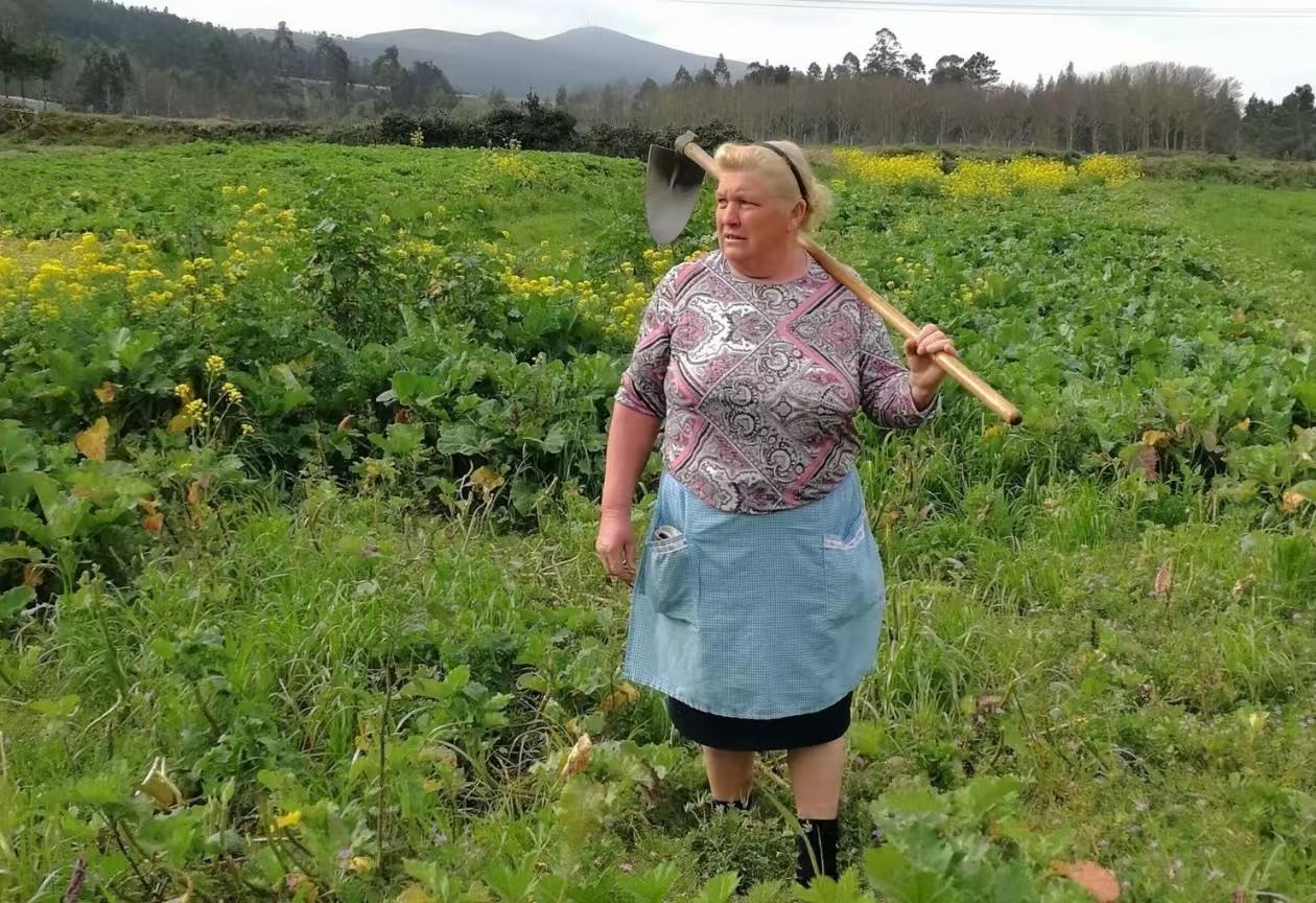 一位西班牙肩扛锄头乡村大妈，因长得像美国总统特朗普，其照片火遍了全球。大妈这辈子