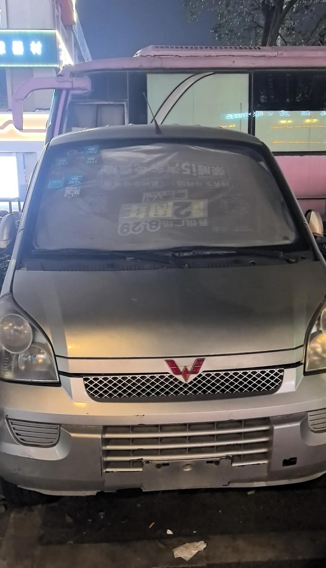 这是偷狗车吗
在淮南商贸西门看见一个没有车牌的车，车里面笼子关的上下两排小狗，是