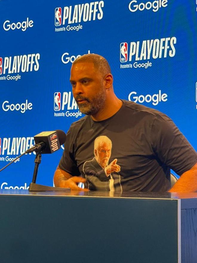 科尔：在火箭的那间客队更衣室里，有着我们太多美好的回忆。
科尔这话杀人诛心！
尤