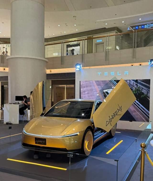 特斯拉携Cybercab登陆巴黎车展 欧洲首秀 没有方向盘的Robotaxi来了