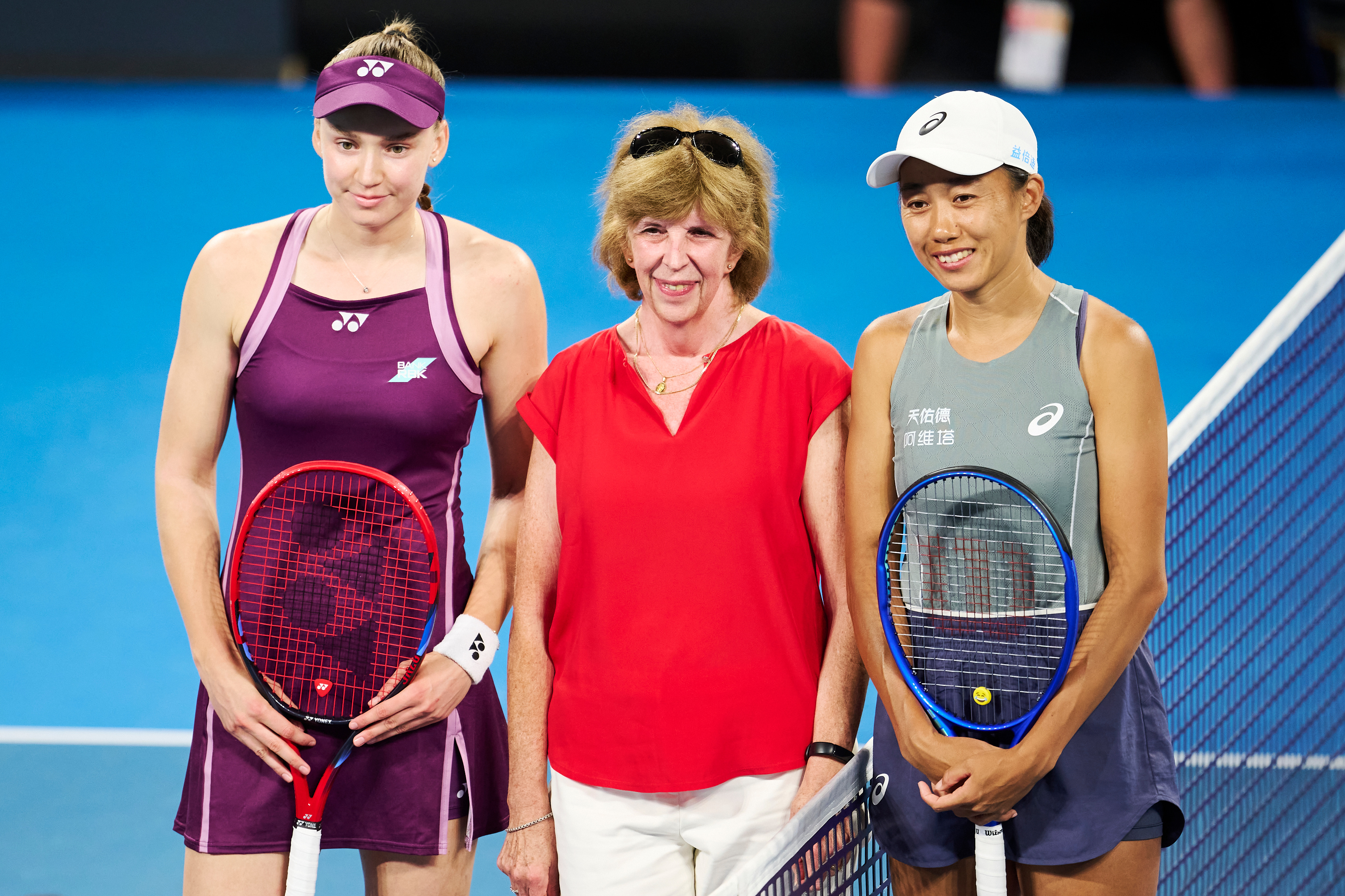 美丽定格！张帅和莱巴金娜赛前合影，挑边嘉宾这一抹鲜红色彩也很抢镜！摄影：记者 李