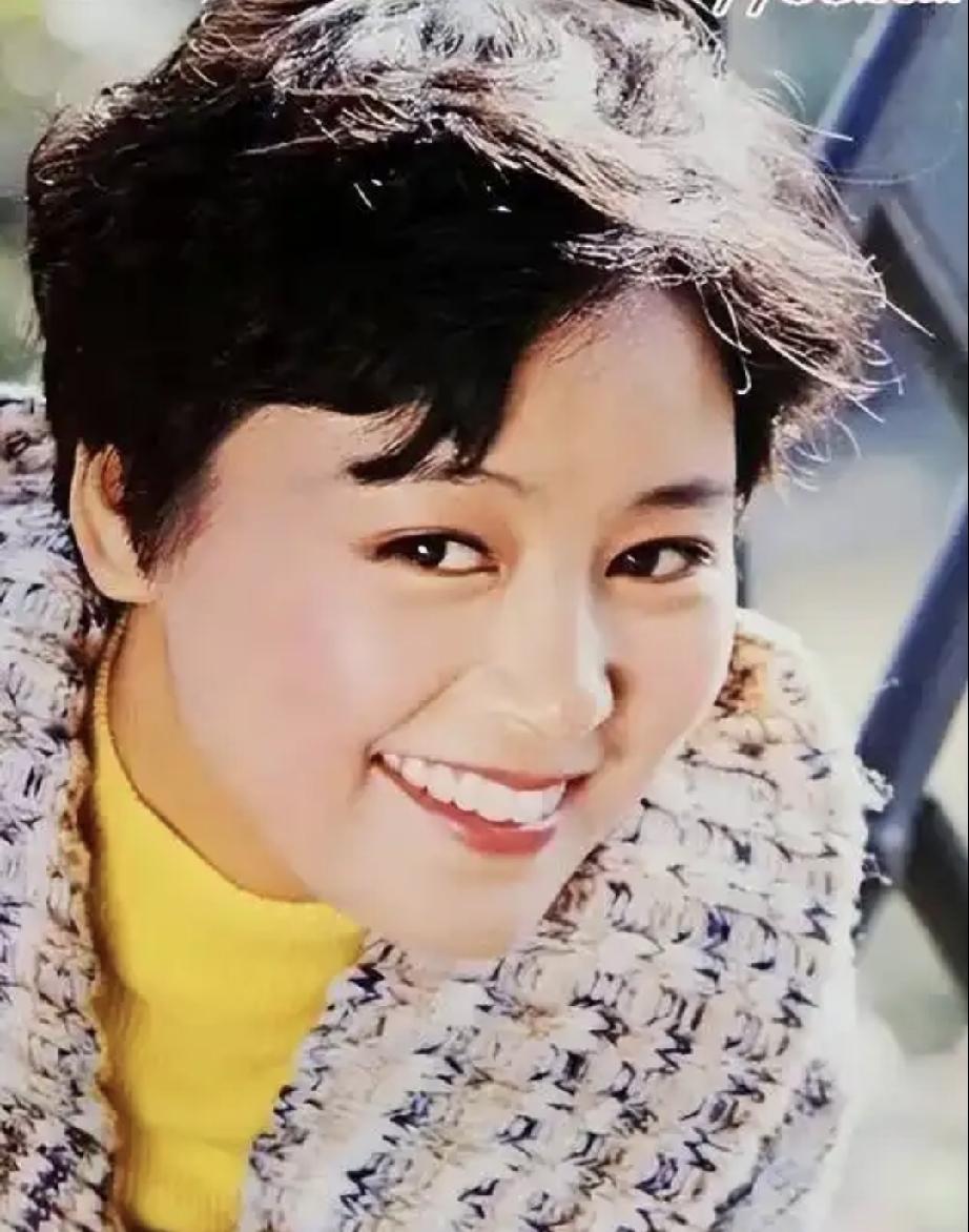 张瑜陈冲谁漂亮她俩都是80年代的天然美女，个人感觉还是张瑜更漂亮
