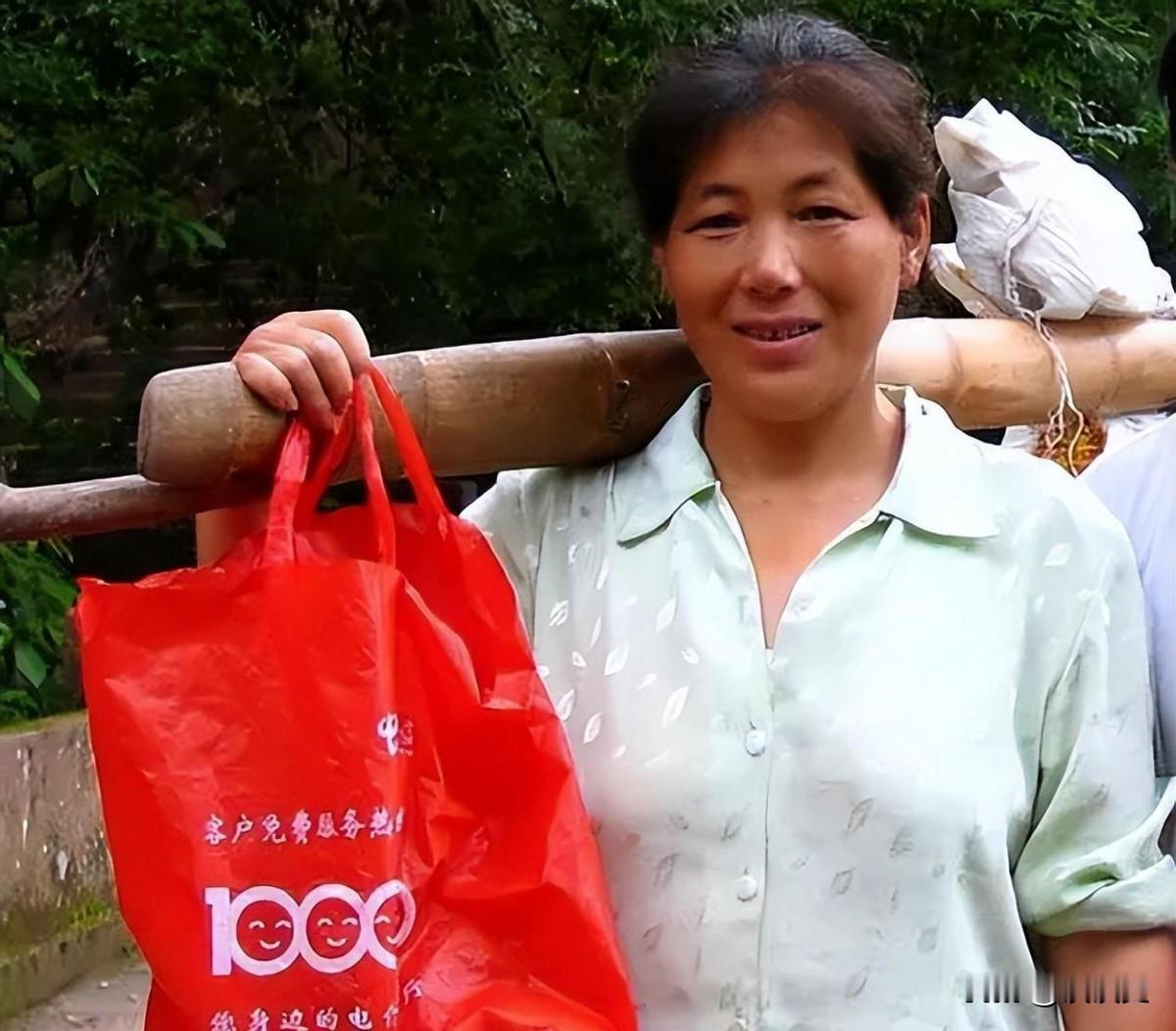 在安徽齐云山，提起挑山工，大多是身强力壮的汉子，但汪美红，却是山上最特别的那个人