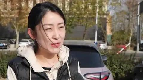 徐先生在保定市定兴县的银行取出5万元现金后，停好车进入店铺时，突遇大风刮走了4万