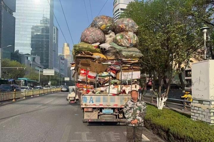 轻型货车“叠罗汉”上路，驾驶人被罚！4月3日早8时许，济南市公安局交通管理支队历