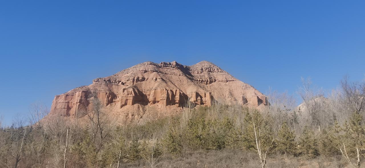 今天早上在乐都区高店镇109国道发生一次有意思的交通事故，一辆白色小汽车把放在路