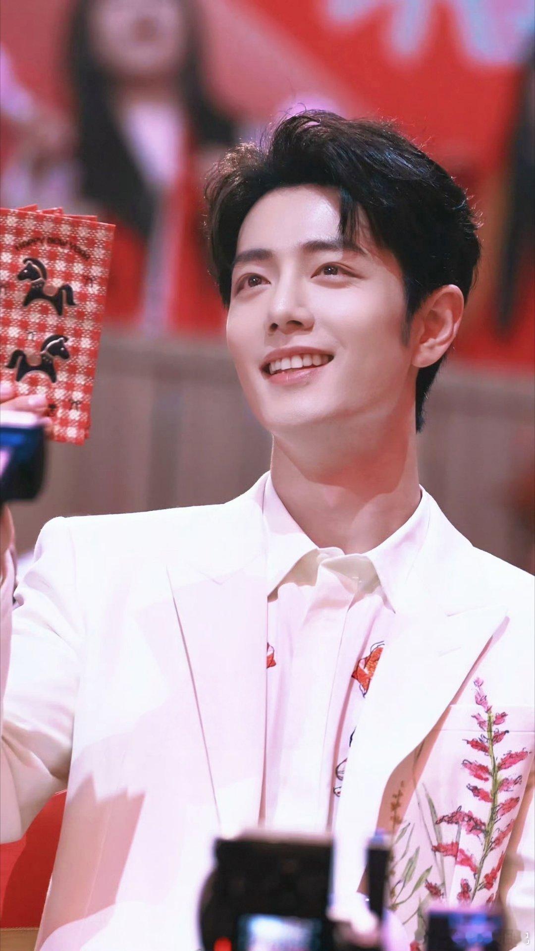 肖战岁岁年年，歌声相伴！温情首唱来袭，大家看晚会了没？？肖战岁岁年年舞台首唱肖战