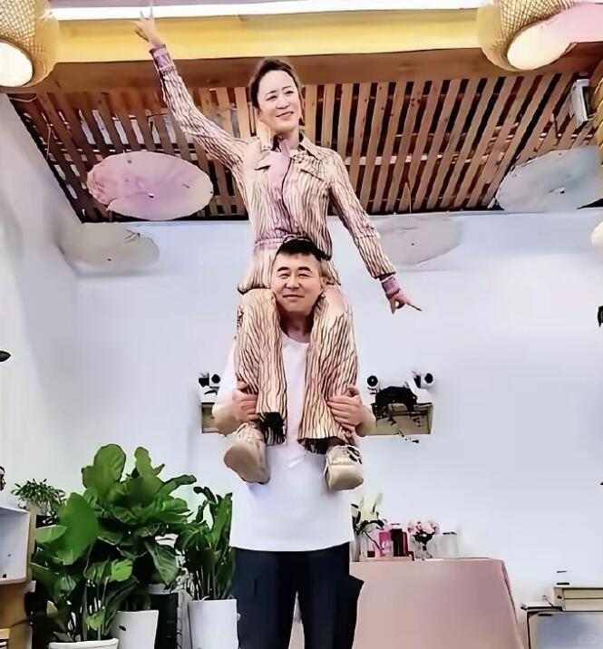 当年貌美灵动、追求者众多的蒋勤勤，最终选择其貌不扬的陈建斌，外人看似意外，实则是