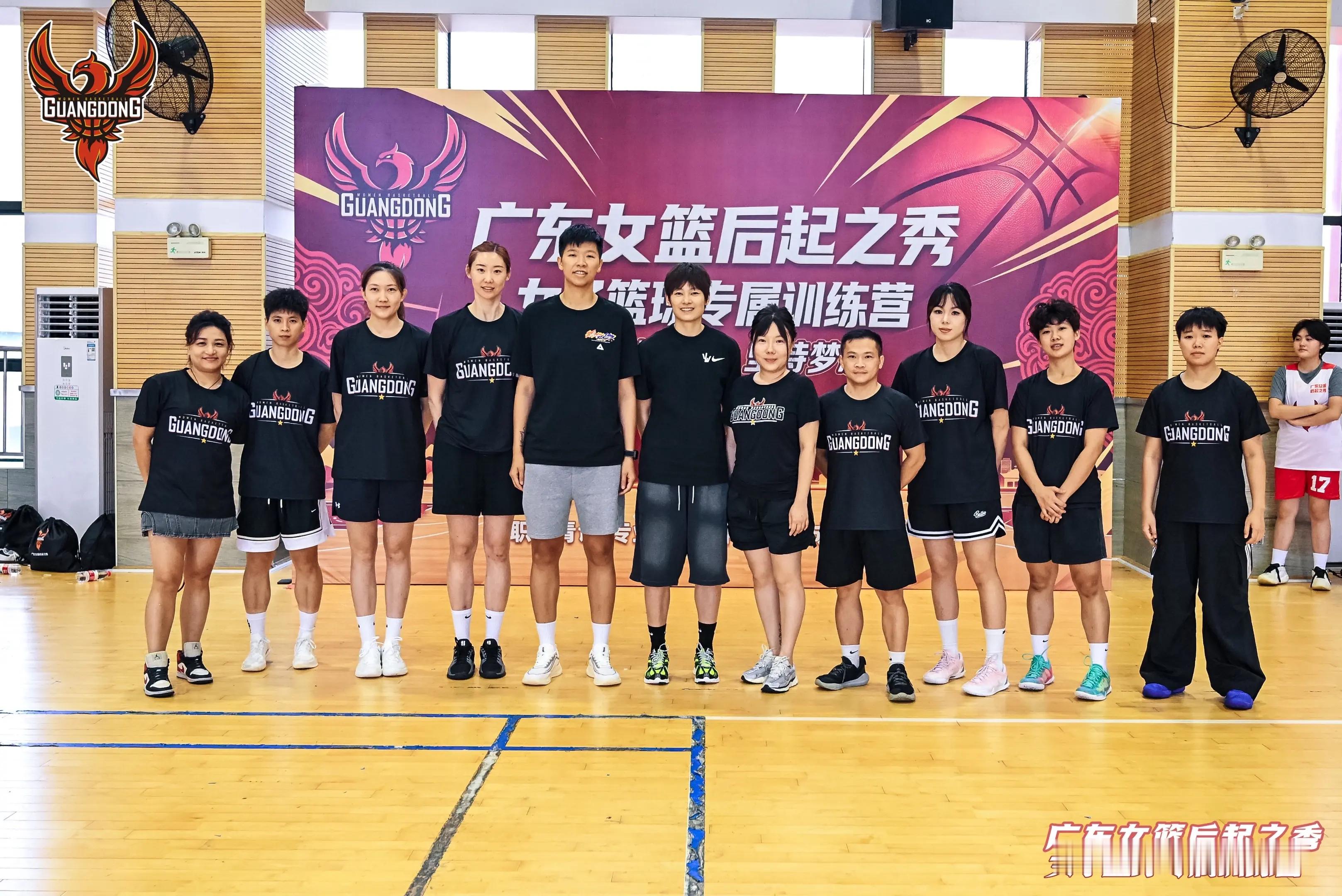 杨力维  🫘：la姐❤️👩🏀用心教学的篮球教练 特种兵Yic女士的一天～ 