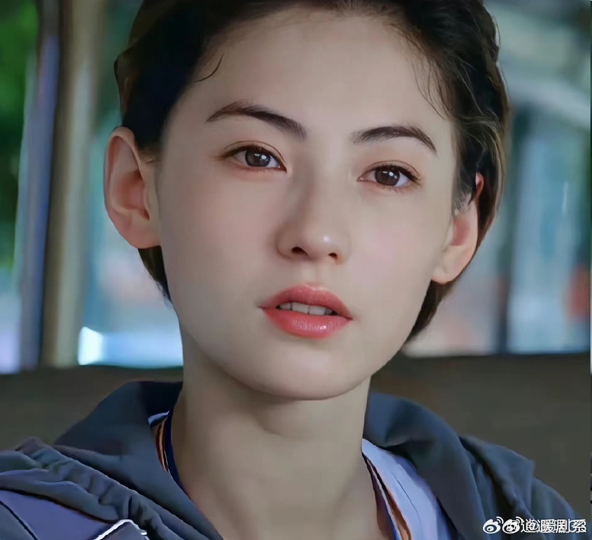 张柏芝皮肤好到像开了滤镜 张柏芝的状态一直在线，这次看到她的近照又被美到，皮肤透