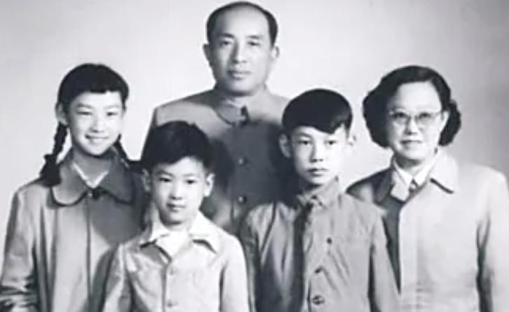 建国之后，中央部长打算寻找一位小贩报恩，然而对方却对县干部表示：“我真的不认识他