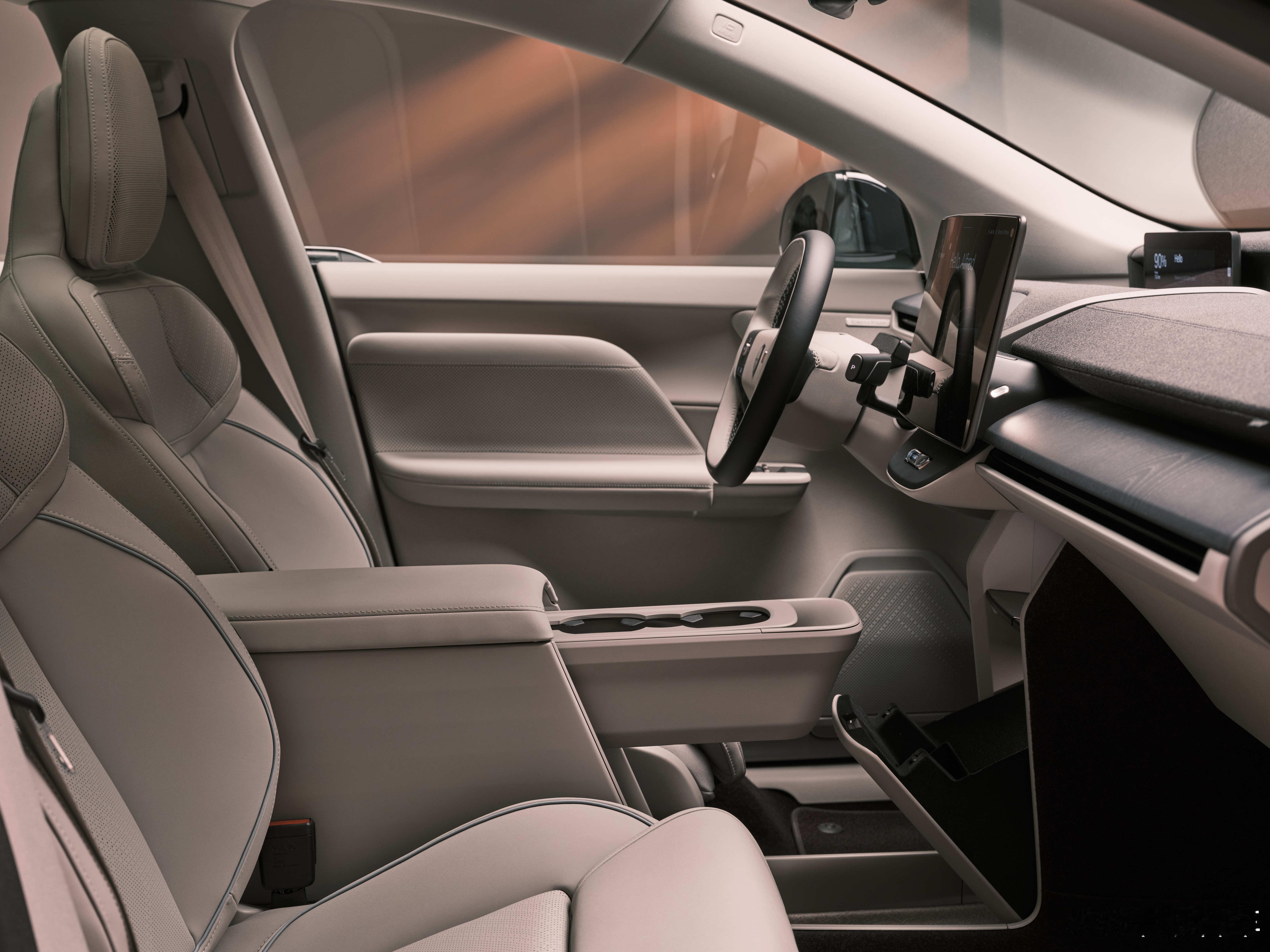 这个角度看EX60的15英寸的中屏，有曲面效果刚刚和沃尔沃的朋友确认了一下不是曲