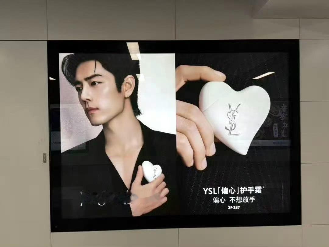 卧槽卧槽，这若隐若现的胸肌。🥺🥺 