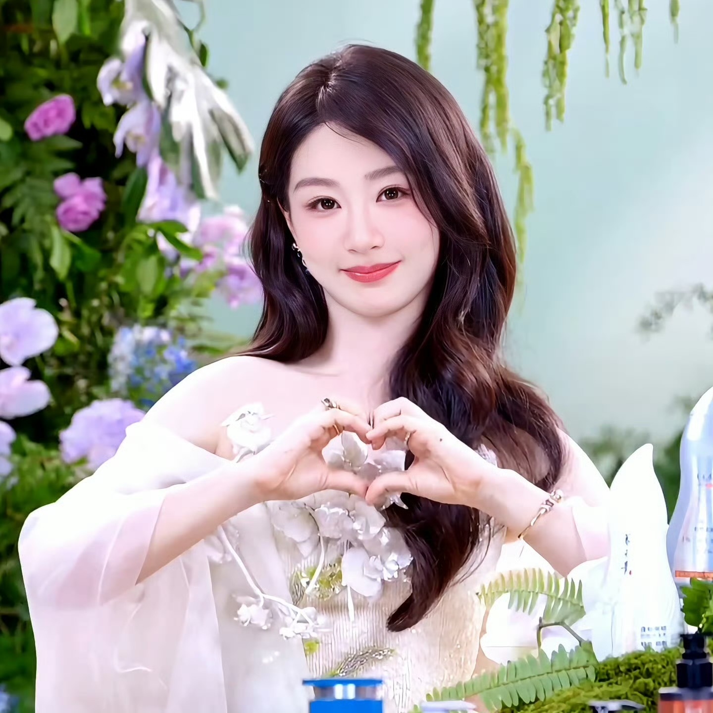 杨紫杨紫直播yz杨紫家业 yz杨紫李祯yz杨紫一场短暂的直播，是忙碌间隙难得的碰