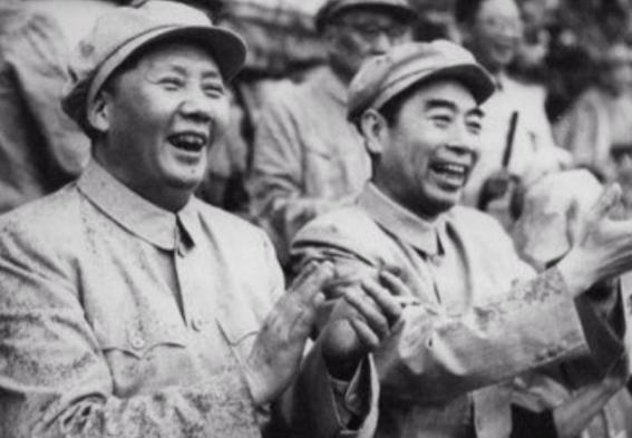 1975年，毛主席与周总理双双身患重病，主席问总理：江山要谁来守？1967年，周