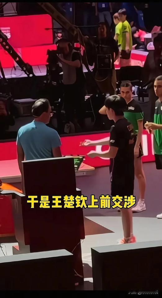咱就说啊，打比赛遇到糟心事儿真让人上火！莎莎和头哥打比赛，头哥的球拍出问题了，想