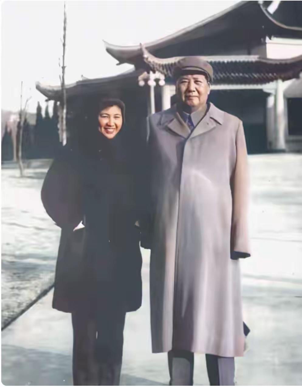 1960年毛主席与谢静宜罕见合影曝光！她双手插兜笑得真甜

很多人第一眼看到这张