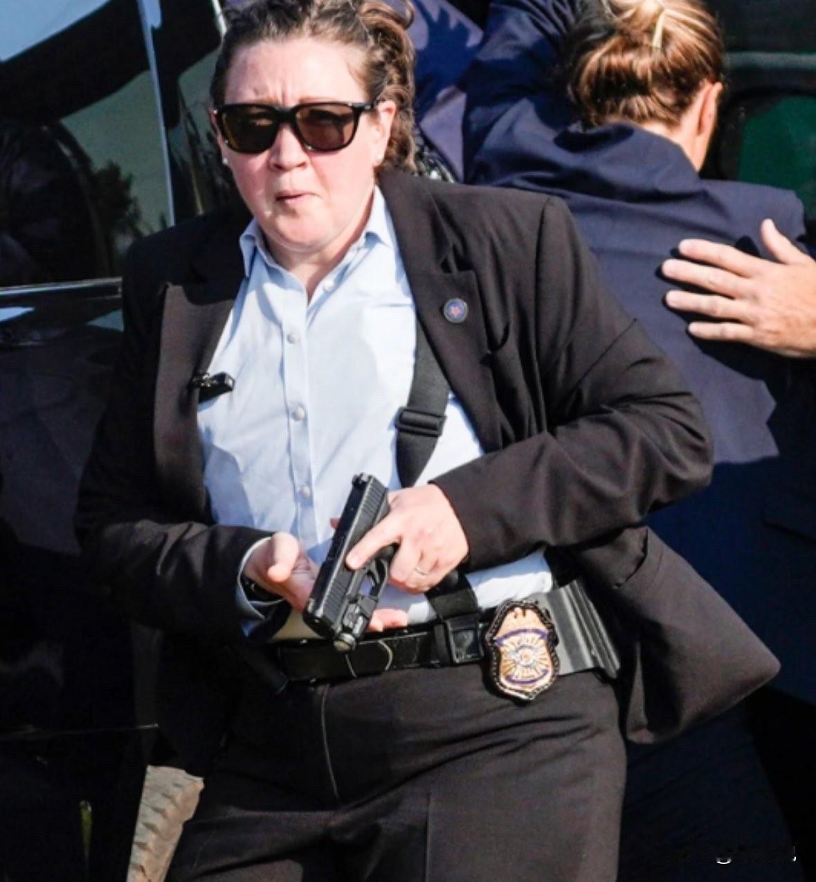 美国特勤局这名女保镖再次火出圈，她第一次出圈是在特朗普遭枪击暗杀那次，手枪一直插
