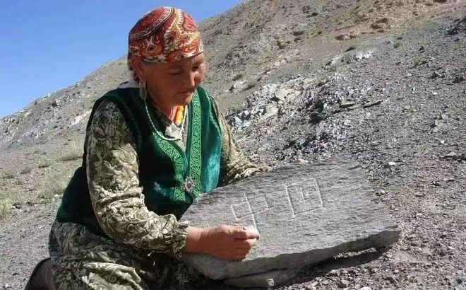 84岁护边奶奶勋章多到数不完 谁看了不竖大拇指！84岁护边奶奶的勋章多到数不完，