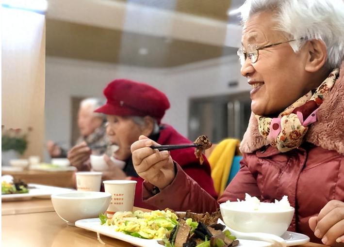 越到冬天，越是要控制吃饭？建议：60岁后，吃饭改掉4个坏习惯
寒冬腊月，冷风如刀