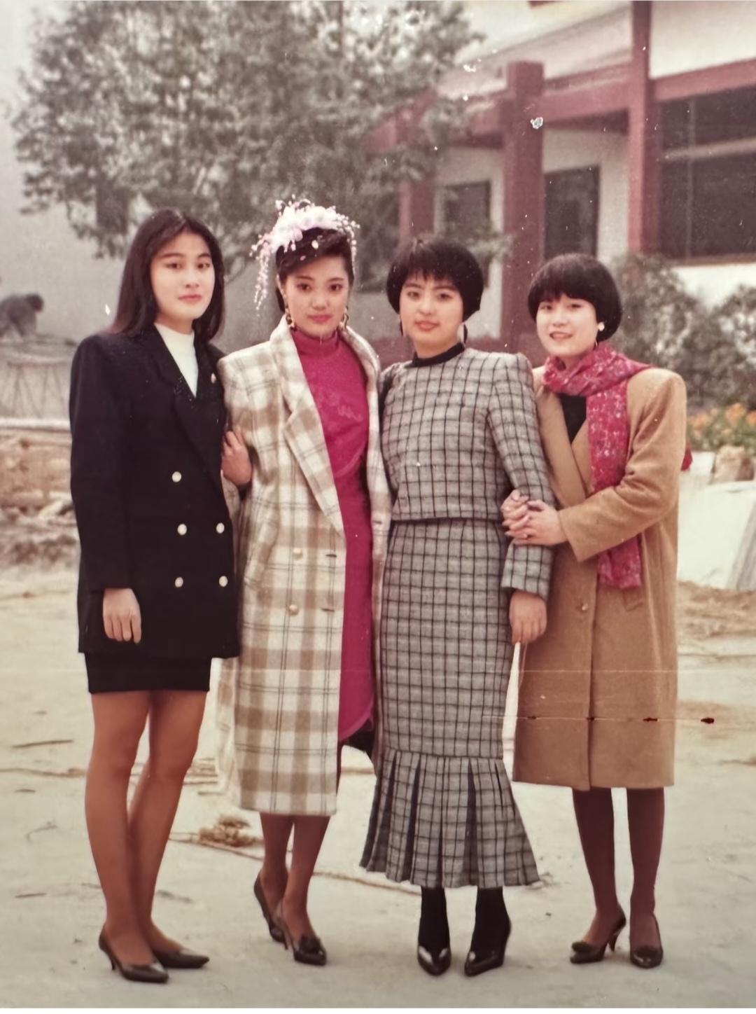 那时候这套格子裙子得有多时尚啊。。