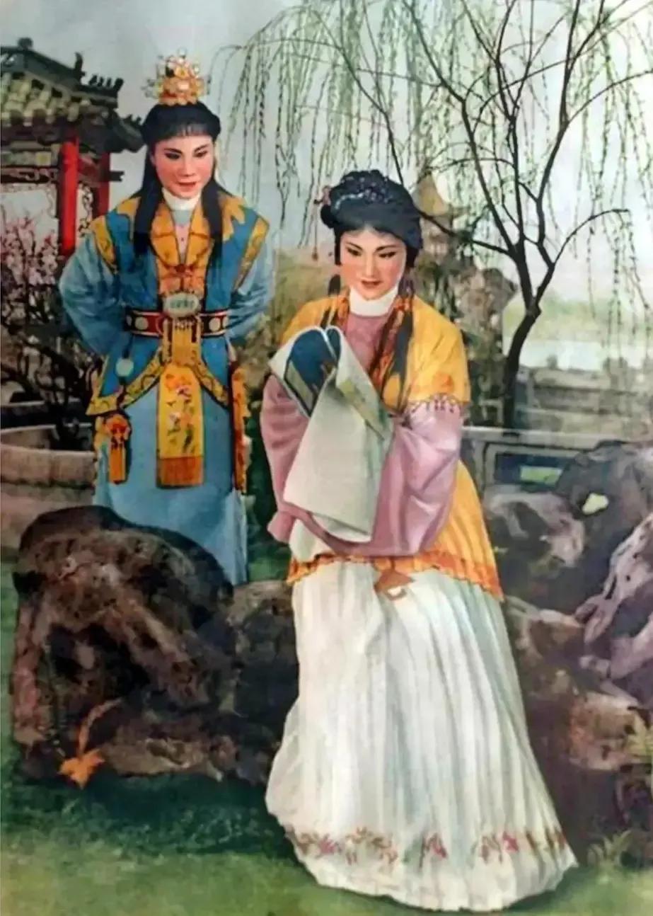 62版越剧电影《红楼梦》当年播放的时候，可谓是万人空巷，不要说浙江上海的观众喜欢