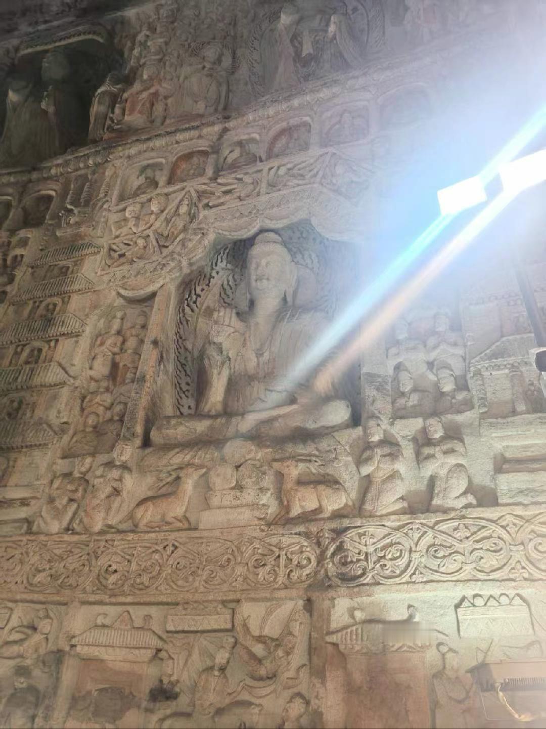 云冈石窟在北魏时期所建，充分展露皇室的霸气。它雕刻手法多样有的粗犷豪放；有的线条