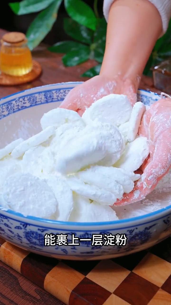 锅包茄子。
家人们注意看，这是最近网上很火的茄子神仙吃法，饭店一份要卖78，自己