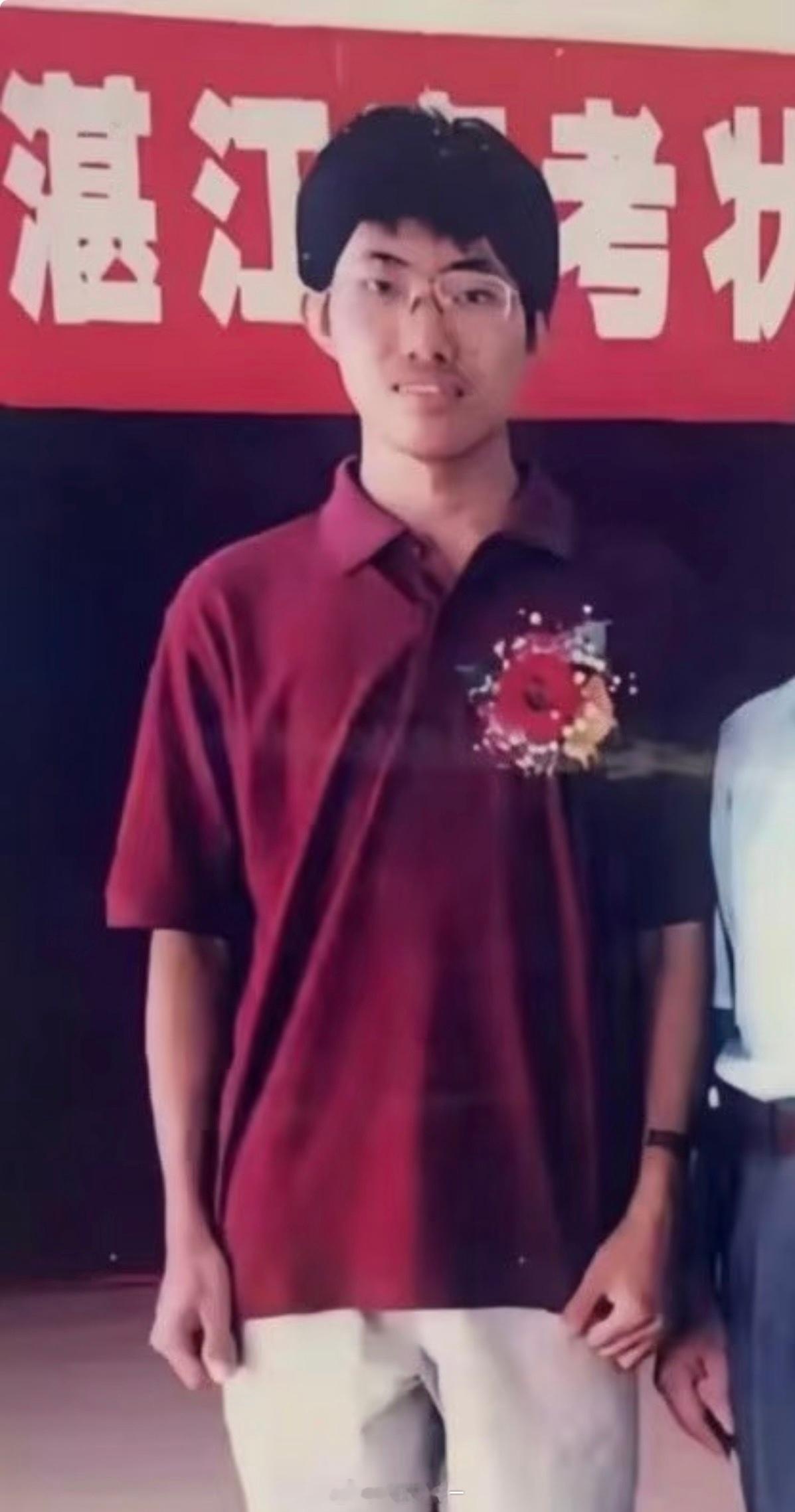 梁文锋也太神秘了，全网几乎没有他的照片。谁能想到这个看起来傻乎乎的小伙子，将来能