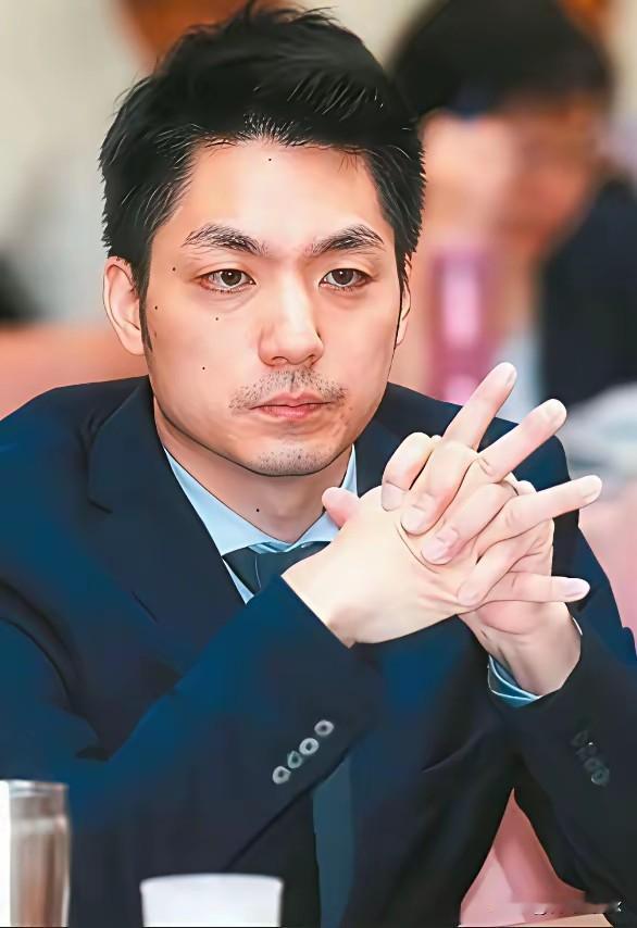 蒋氏后人公开站出来发声，想要把暂厝在台湾的蒋介石、蒋经国父子的棺椁，迁回浙江奉化
