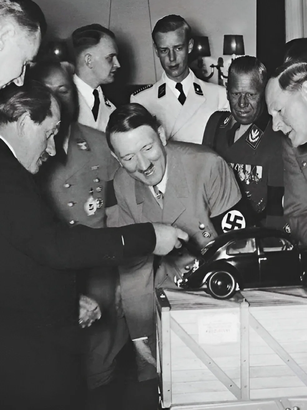 小胡子与设计师费迪南德·保时捷(左)观看甲壳虫的模型
