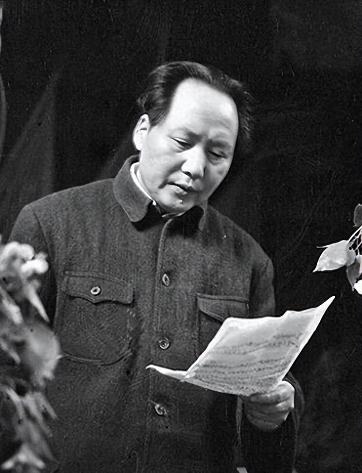 毛主席和工作人员合影，照片出来后，高智哭诉：只给我照了半张脸
“1947年7月的