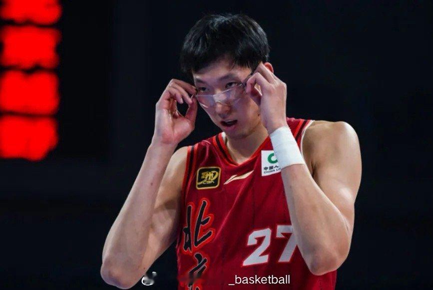 腰部已经没有反应了，上一场因腰伤缺席的周琦今晚将在对阵福建队的比赛中迎来复出，腰