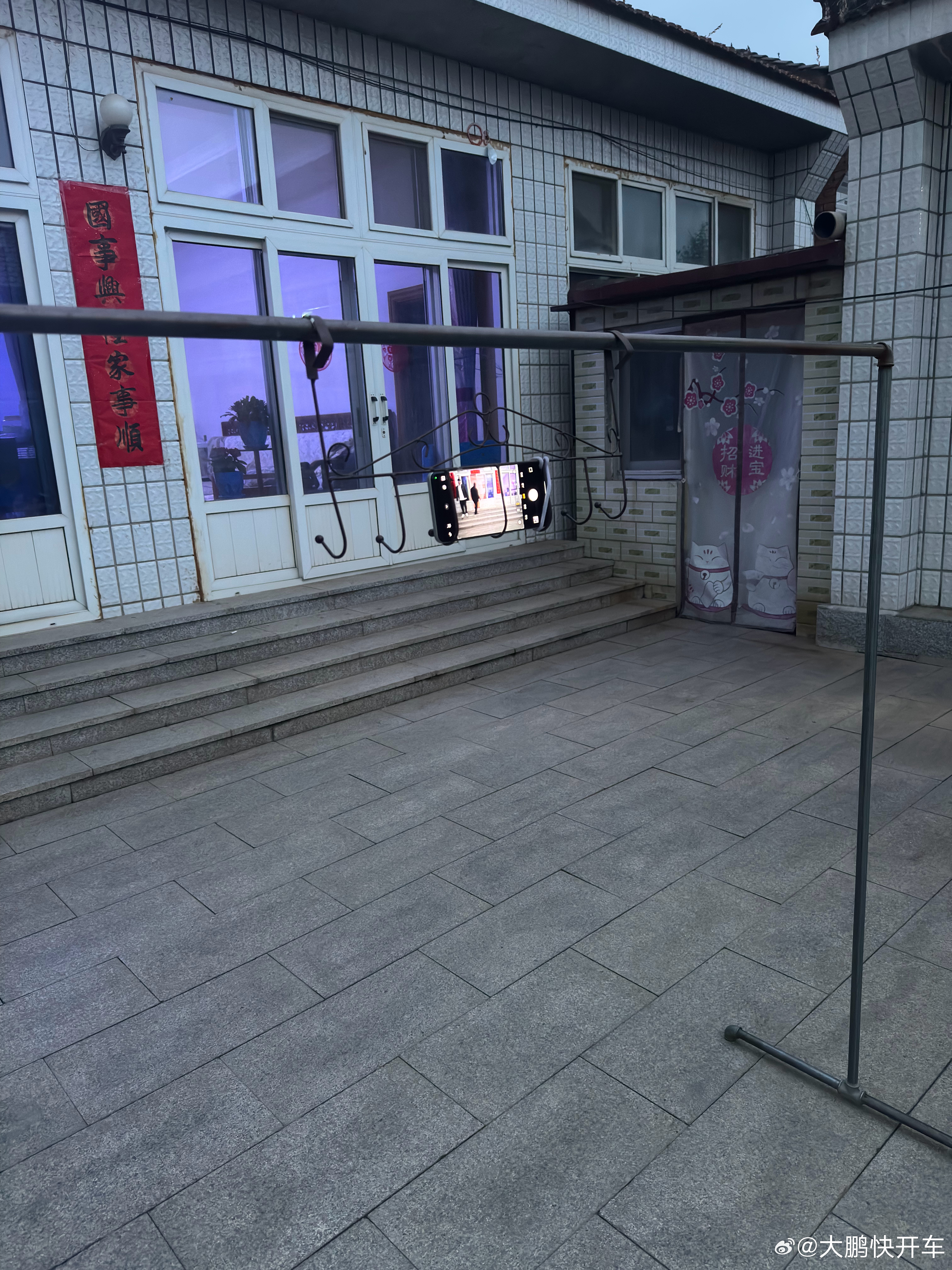 人类的迷惑行为 劳动人民的智慧是无限的，没有手机支架咱们就地取材[嘻嘻][嘻嘻]