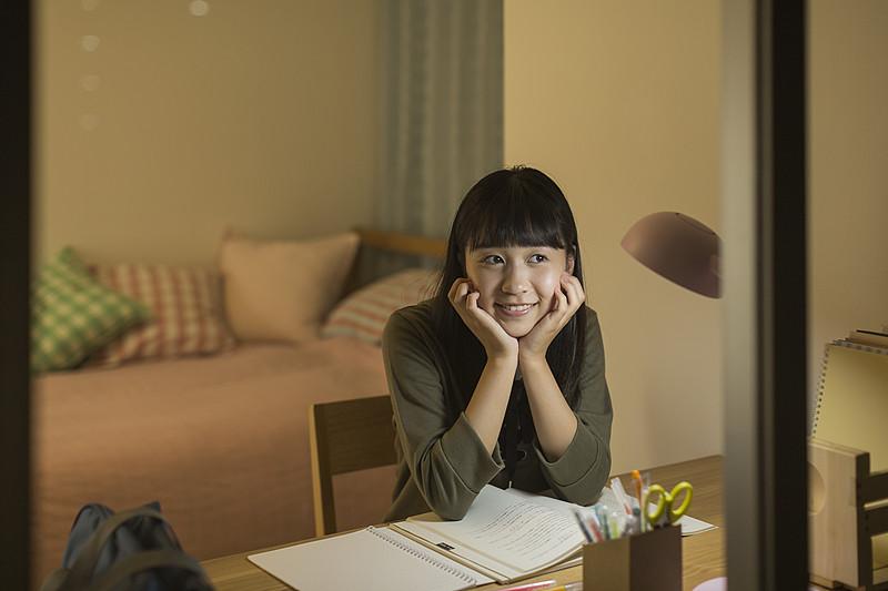 见过同宿舍拿着助学金的姑娘，把每月300块的饭钱抠出50攒着，攒了半年只买了一张
