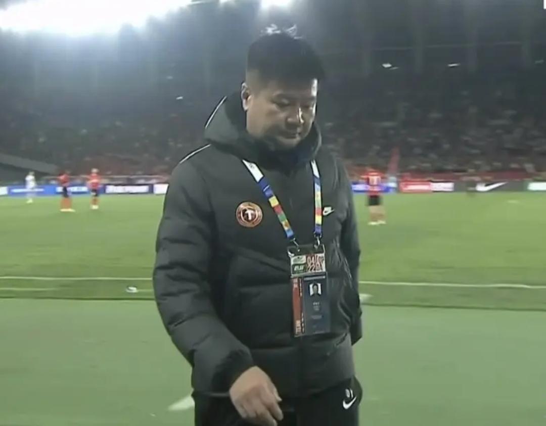 辽宁铁人主教练李金羽，在赛后又成了主角，倒不是因为他本场德比战的带队输球，而是因
