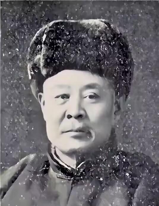 1945年8月，日本宣布投降后，“伪满将军”张海鹏的逃亡之路充满悬念。他从东北军