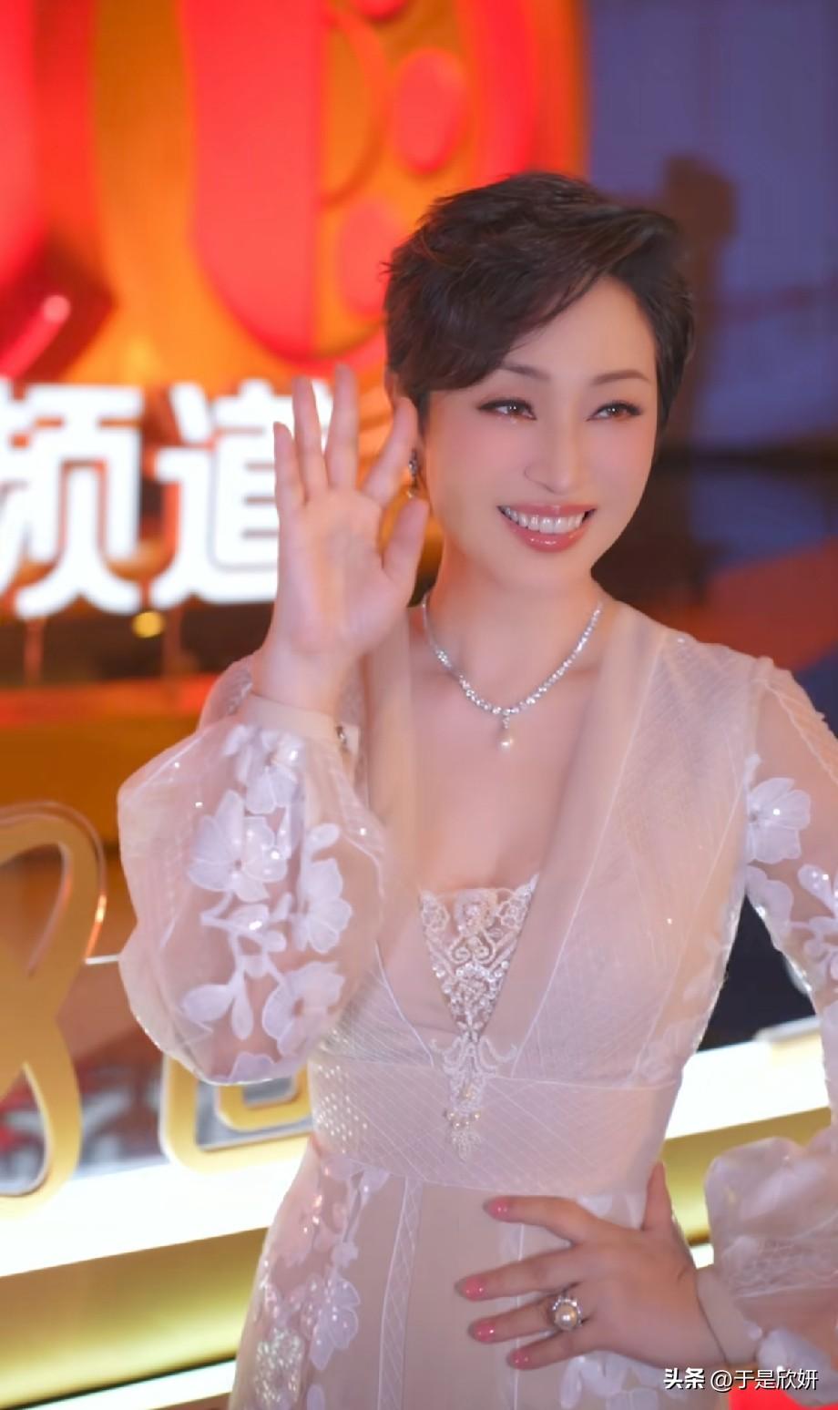 陈法蓉：可帅可美港风女神，短发天花板无人超越
 
刷到陈法蓉活动生图直接被惊艳到