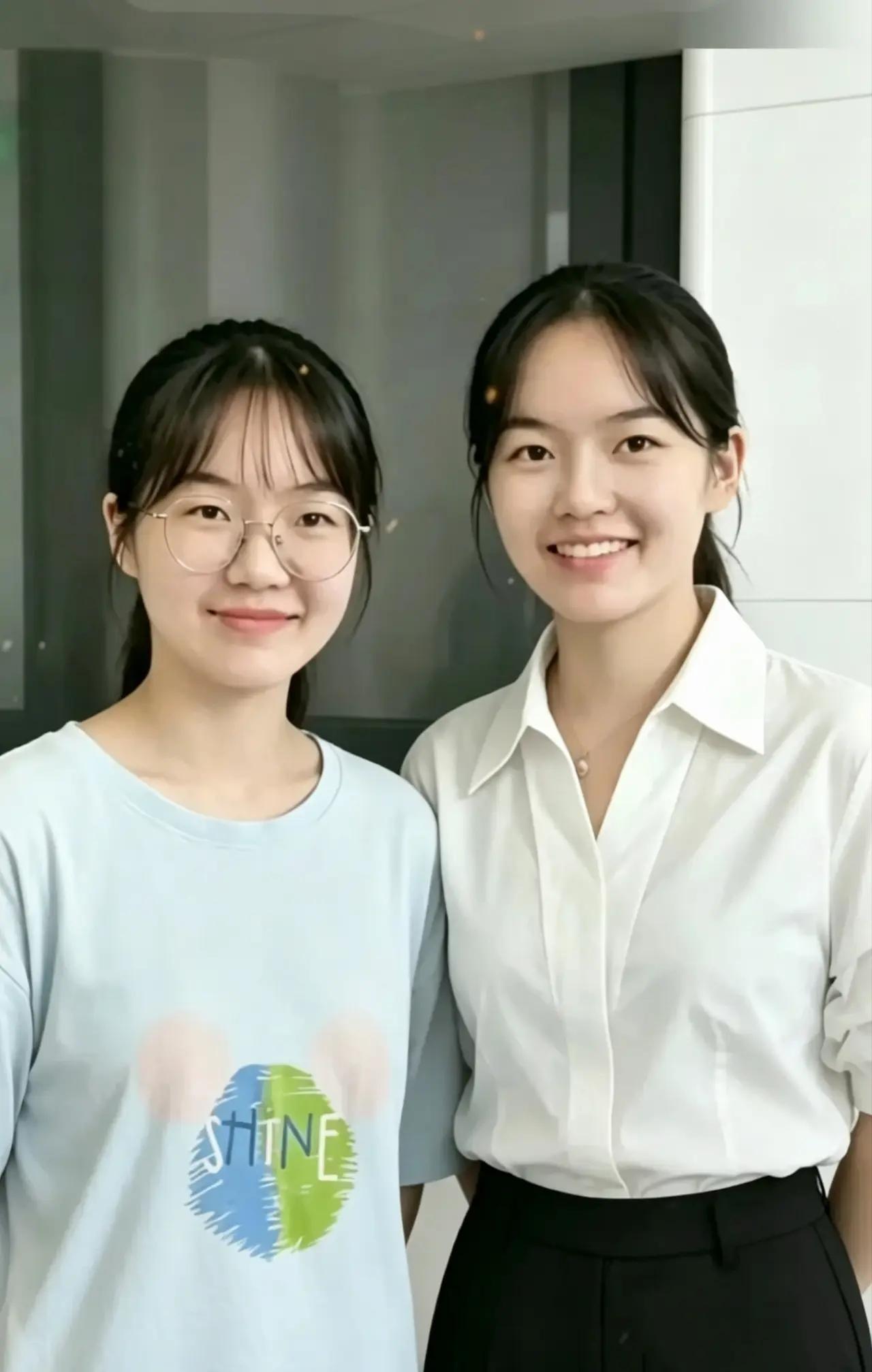 乍一看，她们宛如一对姐妹花。实际上，一个来自浙江，一个身处河南，相隔千里，本是素