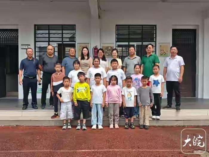 “不可思议!” 5个年级仅12个学生，9名老师留守大山小学。刷到这条新闻时，不少